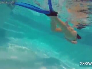 Magnificent 브루 넷의 사람 전화 소녀 사탕 swims 수중