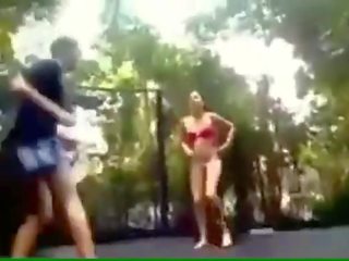 Attraktiv ung sweetheart fucks på en trampoline