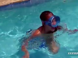 Magnificent brunette telefoontje meisje snoep swims onderwater