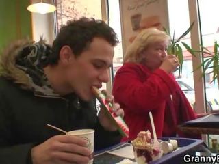 Ung pinn picks upp enormt mormor i cafe