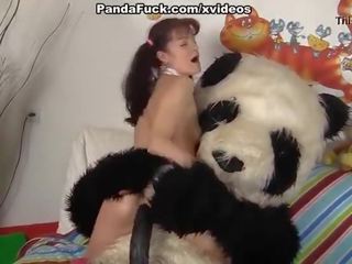 Wellustig meisje eikels met gemeen panda beer